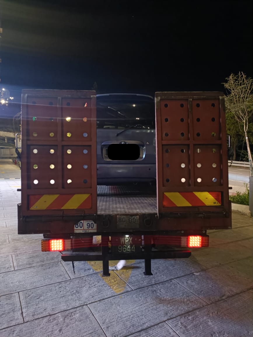 Trak tunda Towing Batu Pahat beroperasi 24 jam di sekitar Bandar Penggaram